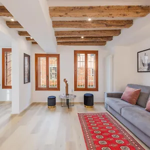 Apartment Ca' San Giacomo Canal View, Venice